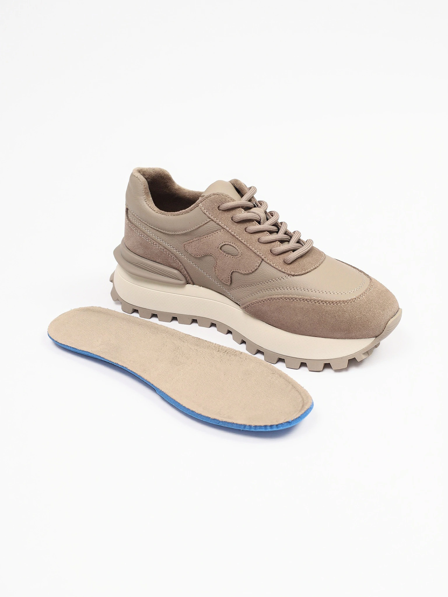 Кроссовки комбинированные серого цвета на рельефной подошве